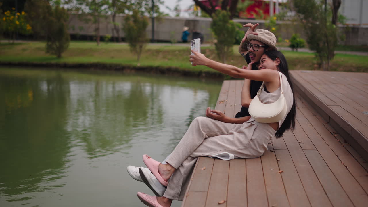 Coppia che si fa un selfie vicino al lago