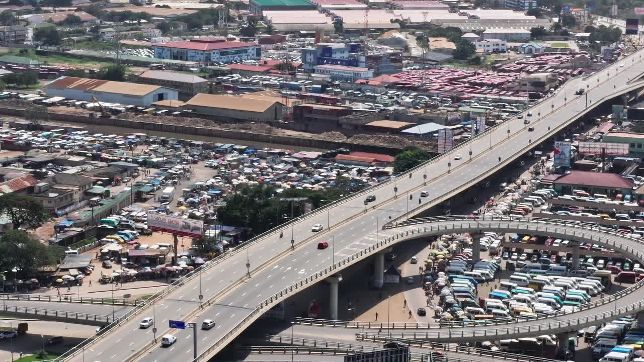 Traffico sulle strade di Accra, Ghana, in una giornata di sole