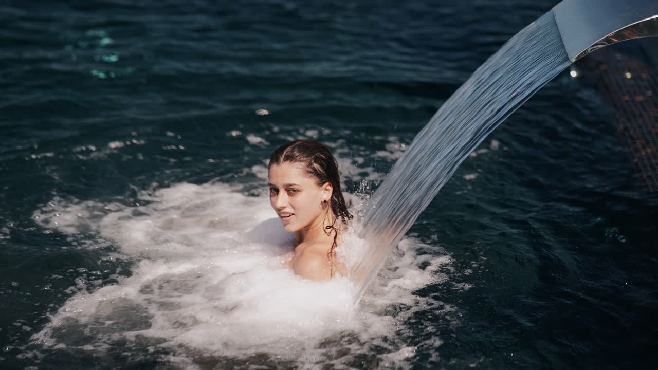 럭셔리 핫에서 휴식을 취하는 여자