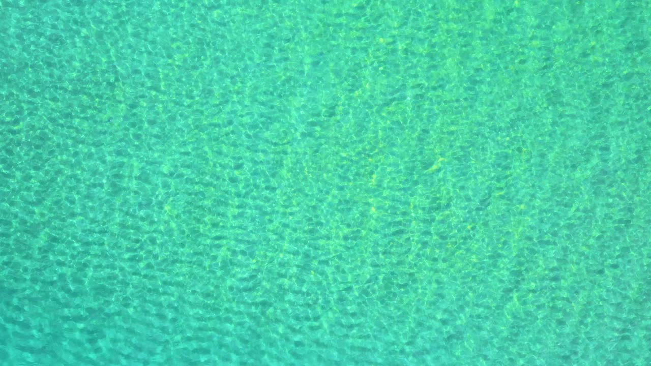 calma el agua clara del océano perturbada por una pequeña ola al final