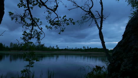 lapso de tiempo de movimiento de día a noche sobre un hermoso lago