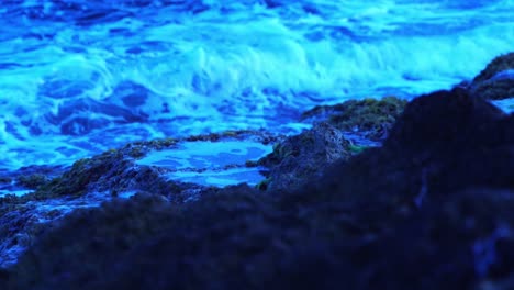 Olas-Rompiendo-En-Cámara-Ultra-Lenta-Sobre-Una-Roca-De-La-Costa-De-Francia-Por-La-Noche