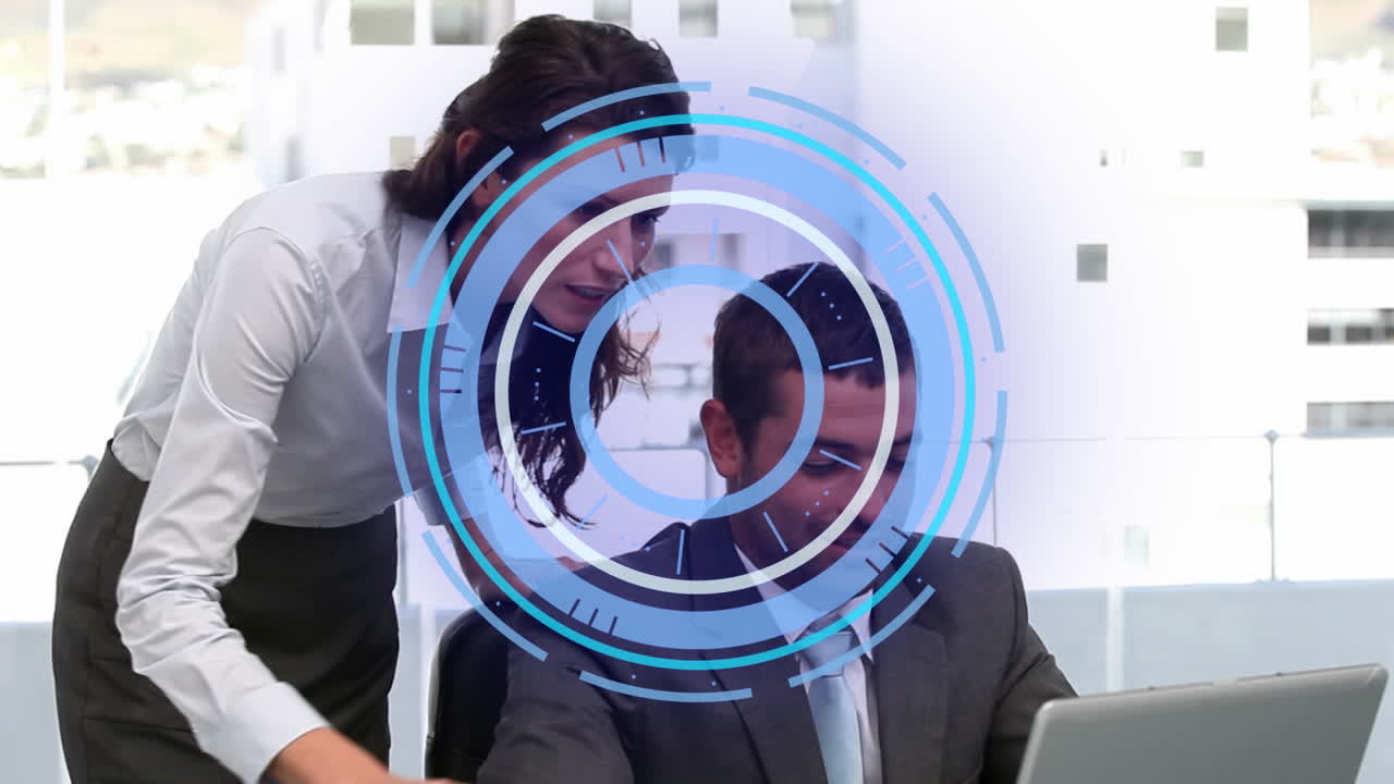 animación de escaneo de alcance sobre el procesamiento de datos y diversas personas de negocios