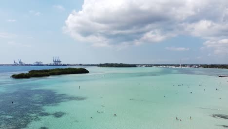 波卡奇卡海灘的空中景色, 望向地平線的美麗景色和背景中的小島<unk>, 美麗的陽光明<unk>的日子和藍色的海