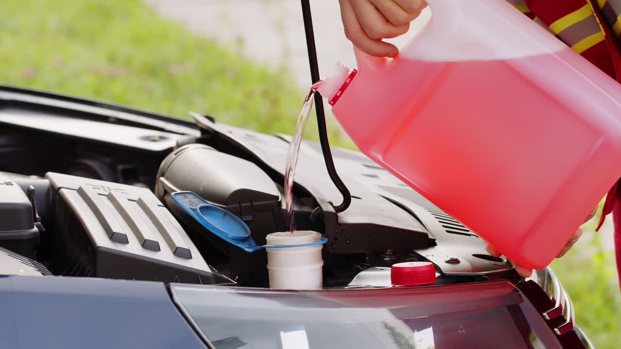 서비스 직원 남자 붓는 자동차 유체 앞유리 빨간색 청소 세탁기 유리 여름 또는 겨울 청소기