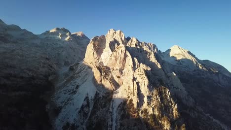 La-Montaña-Más-Alta-De-Albania-En-Los-Alpes-Durante-La-Puesta-De-Sol-Mientras-Caminaba-De-Valbone-A-Theth