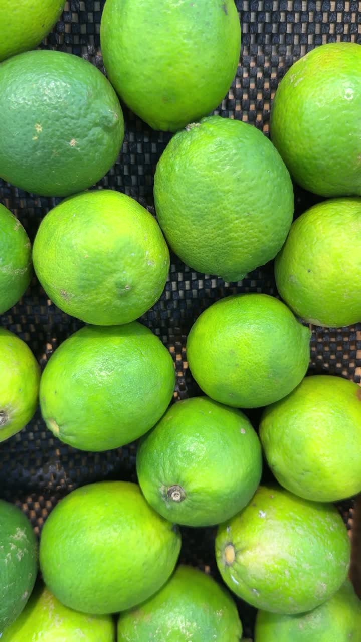 Close-up de cima de limas verdes frescas