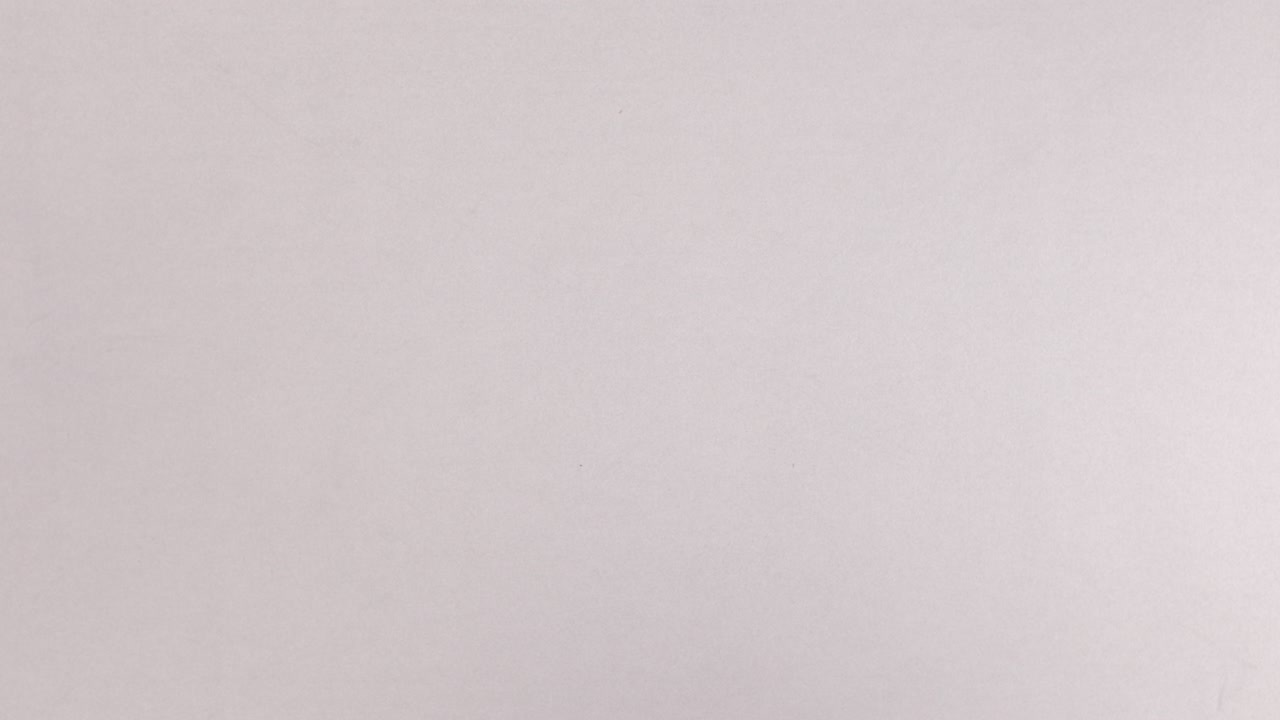 ananas fresco rodando en el tema de la plata. detenga el movimiento