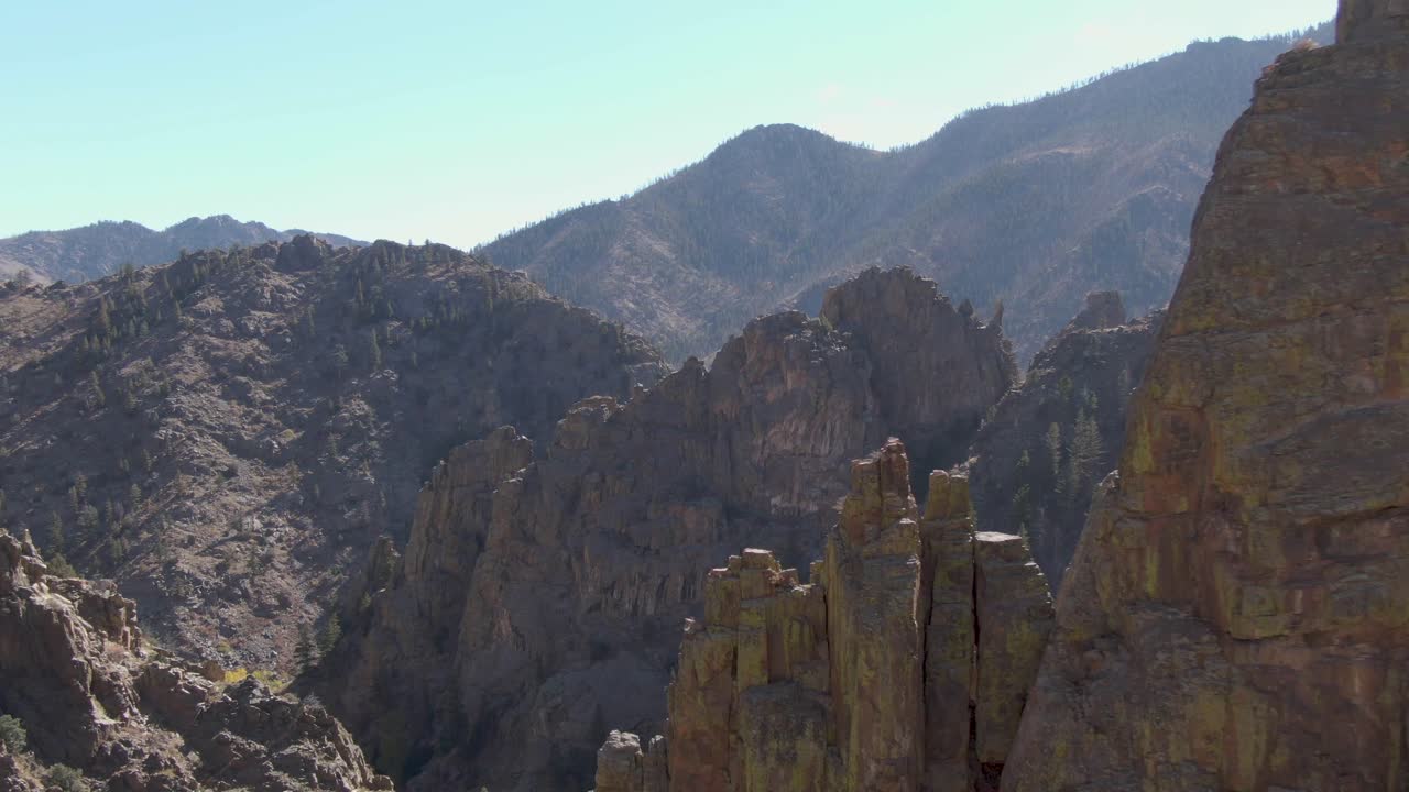 tiro de drone volando sobre las áridas montañas rocosas en colorado