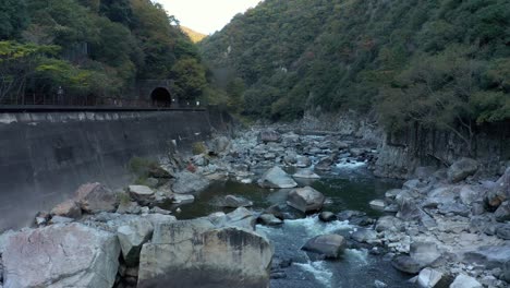 río cañón por la línea de tren fukuchiyama abandonada, hyogo japón