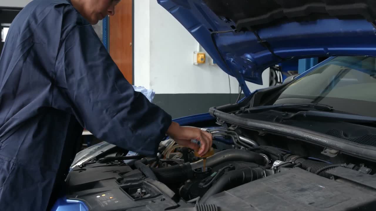 mecánica femenina comprobando el aceite en el motor