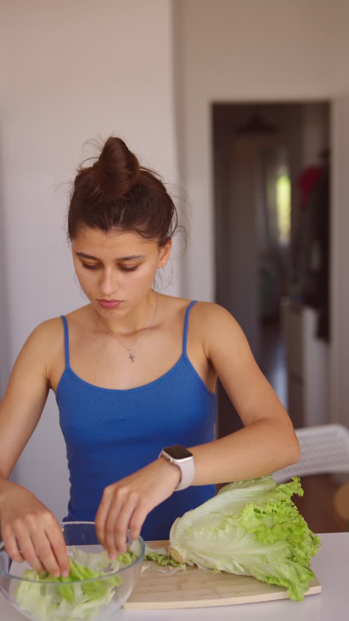 mulher preparando uma salada na cozinha