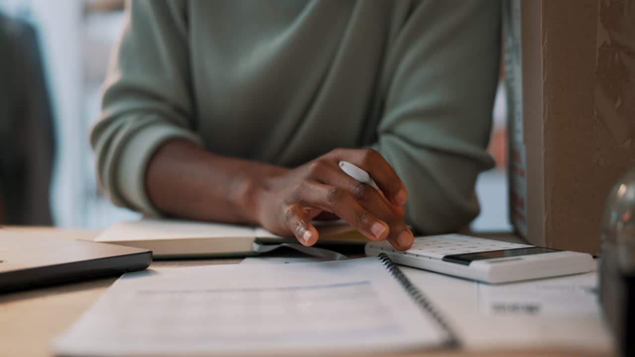casa, computadora portátil y hombre negro con calculadora