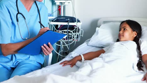 médica interactuando con el paciente
