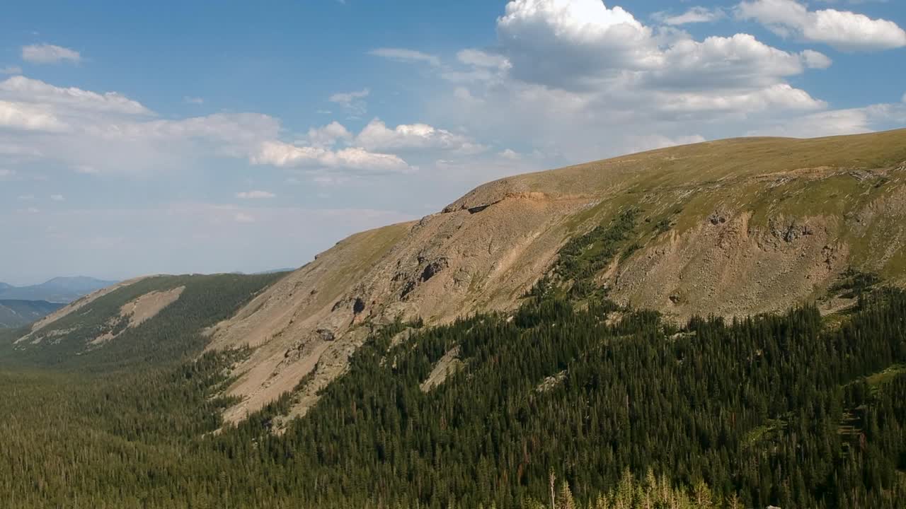 gran valle glacial en las remotas montañas de colorado, elevación aérea