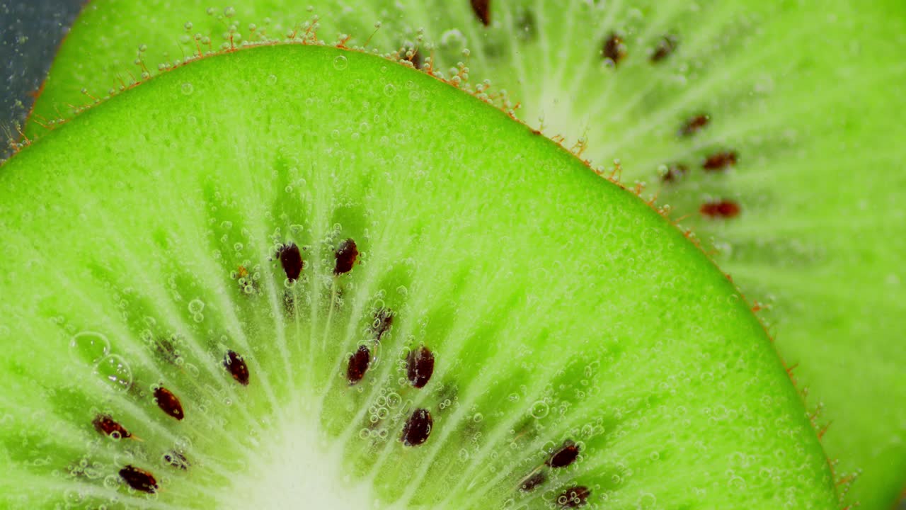 공기 거품이 있는 물 에 익은 키위의 조각으로 잘라주세요.