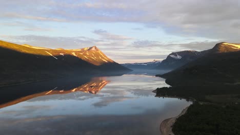 Wunderschöne-Lagune-Und-Strand,-Umgeben-Von-Trollheimen-Bergen