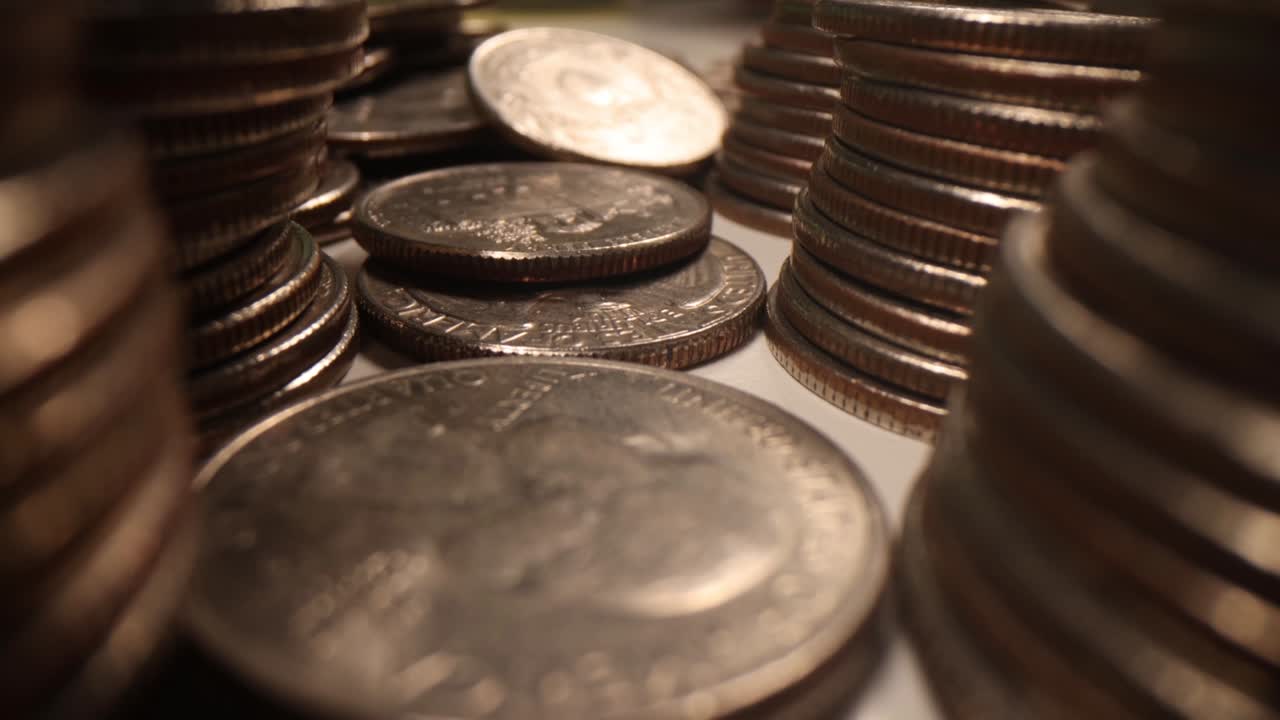 pilas de monedas en fondo oscuro