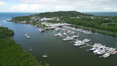 Luftdrohne-Fliegt-über-Die-Marineblaue-Bucht-Der-Yachten-Am-Hafen-Von-Douglas,-Grünes-Waldgebiet-Im-Norden-Von-Queensland,-Australien