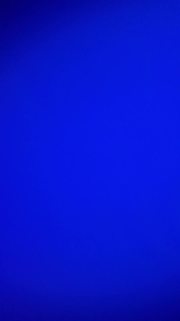 Sfondo astratto con sfumature di colore vibranti che cambiano fluidamente.