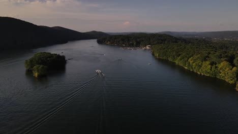 Boat-cruising-near-a-marina-on-candlewood-lake-in-Connecticut,-Northeast-USA