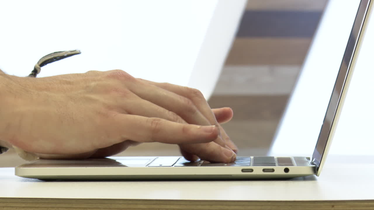 persona escribiendo en una computadora portátil