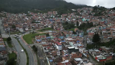 Luftaufnahme-über-Bogota,-Kolumbien,-Anden,-Hauptstadt,-überfüllte-Bevölkerung,-Nachbarschaft,-Drohne