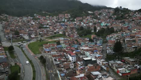 aéreo sobre bogota colombia andes capital ciudad poblada vecindario drone