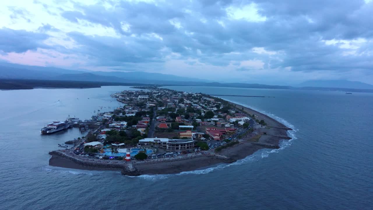 ciudad de puntarenas en costa rica, vista aérea de drones al atardecer, hora azul