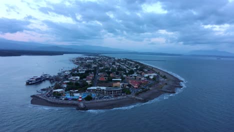 ciudad de puntarenas en costa rica, vista aérea de drones al atardecer, hora azul