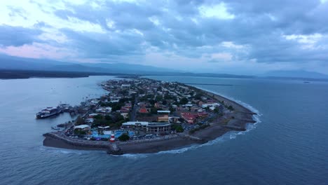 stadt puntarenas in costa rica, drohnenaufnahme aus der luft in der abenddämmerung, blaue stunde