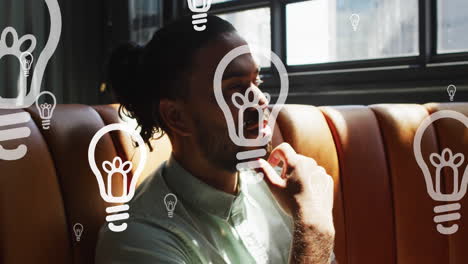 animación de iconos de bombillas sobre el pensamiento de un empresario biracial