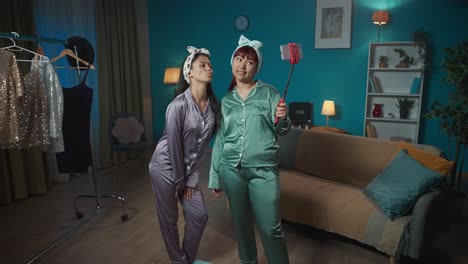 dos mujeres en pijama tomando una selfie
