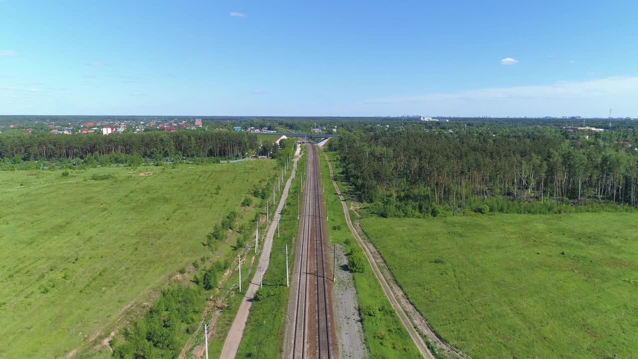 2 트랙 철도: 카메라가 철도 방향을 따라 움직입니다.
