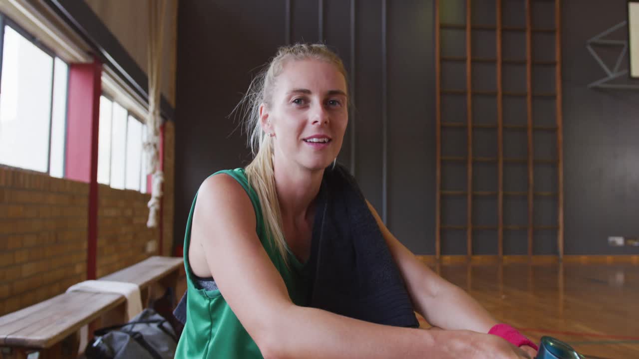 휴식 하고 미소 짓는 백인 여자 농구 선수 의 초상화