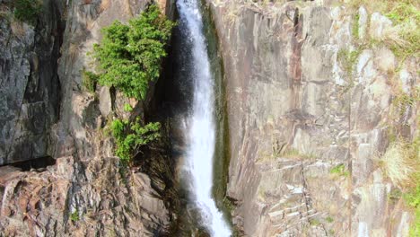 Corriente-Que-Fluye-De-La-Bahía-De-La-Cascada-En-Pok-Fu-Lam,-Hong-Kong,-Vista-Aérea