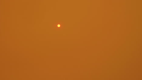 sol naranja en el cielo naranja ahumado