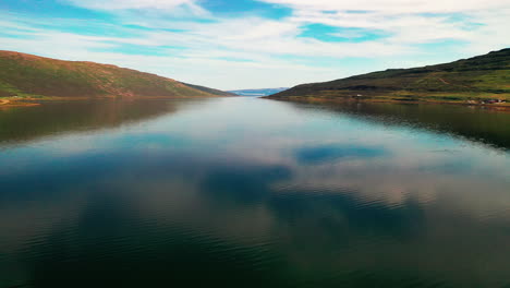 Fliegen-über-Ruhiges-Wasser-Des-Mjoifjordur-Fjords-In-Den-Westfjorden,-Island