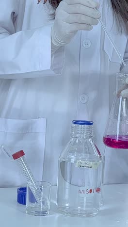 demonstrating color change with bases using phenolphthalein