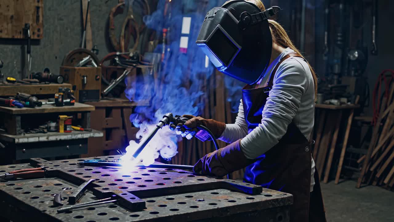 활동 중인 여성 용접기