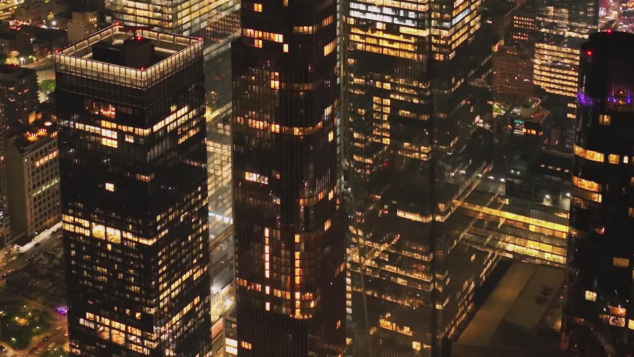 Vista aérea de uma Avenida de Manhattan luminosa à noite