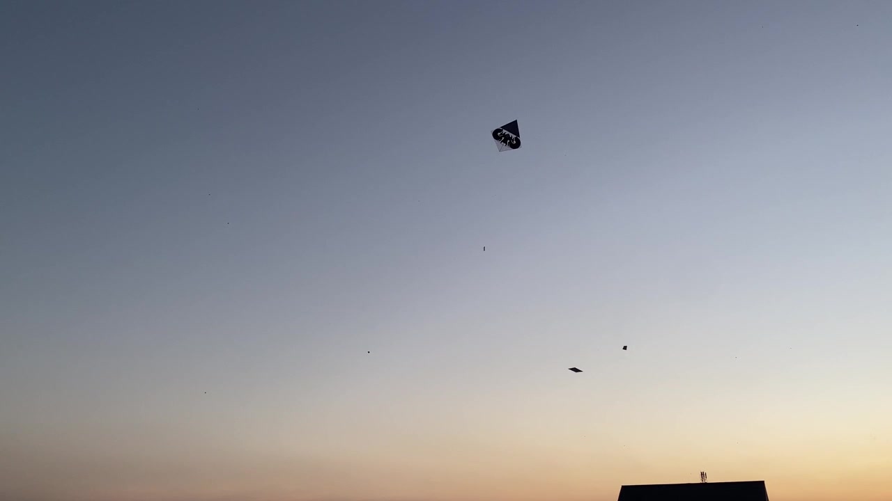 Diversi aquiloni che volano in un cielo sereno al tramonto
