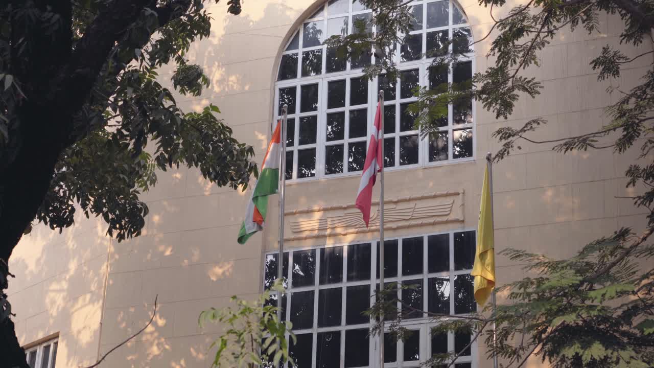 오래된 바이에서 다른 두 개의 발과 함께 날아다니는 인도 발