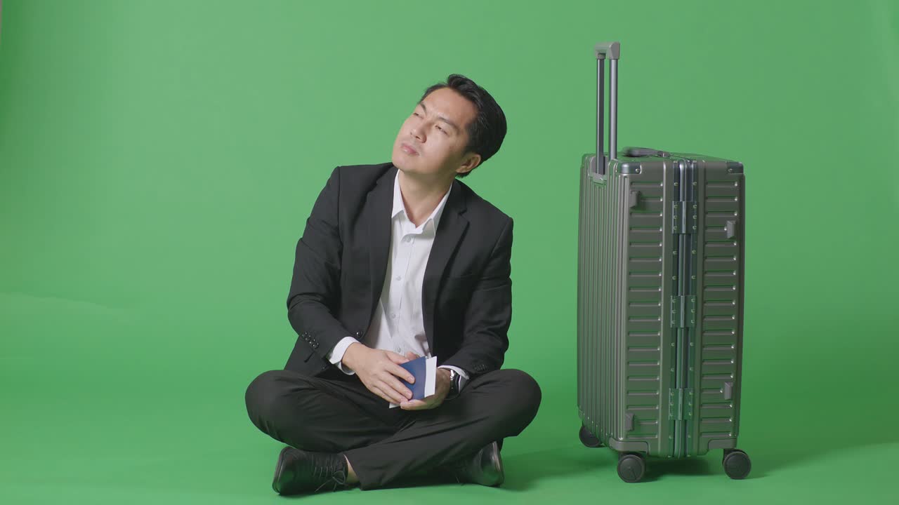녹색 화면에 여권과 수하물을 가진 사업가