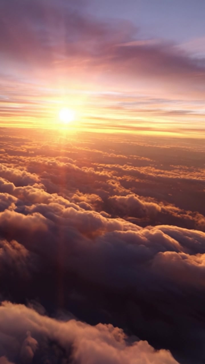 Alba affascinante sopra le nuvole: Uno splendido spettacolo di colori e luce della natura che illumina il cielo e le nuvole durante le prime ore del mattino.