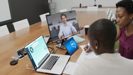 personas de negocios diversas haciendo videollamadas y usando computadora portátil con chat digital en la pantalla en la oficina
