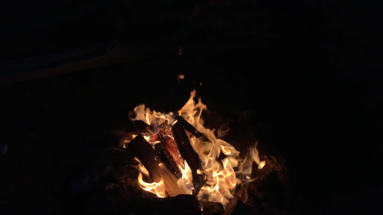 fuego ardiente en la noche oscura