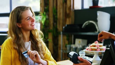 Customer-paying-with-credit-card-at-counter