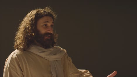 retrato de un hombre con cabello largo y barba que representa la figura de jesucristo extendiendo la mano en amistad 1