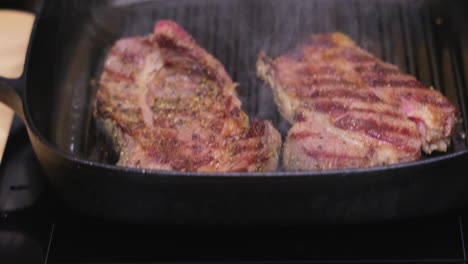 cocinar un filete en una sartén